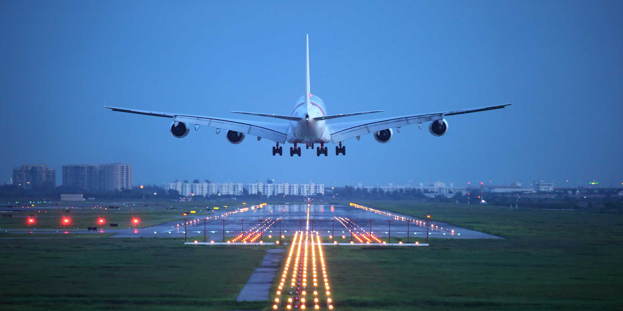 Flugzeug landet mit Luftfracht-Transport