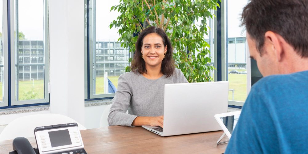 Shopmanagerin der ITG am Schreibtisch