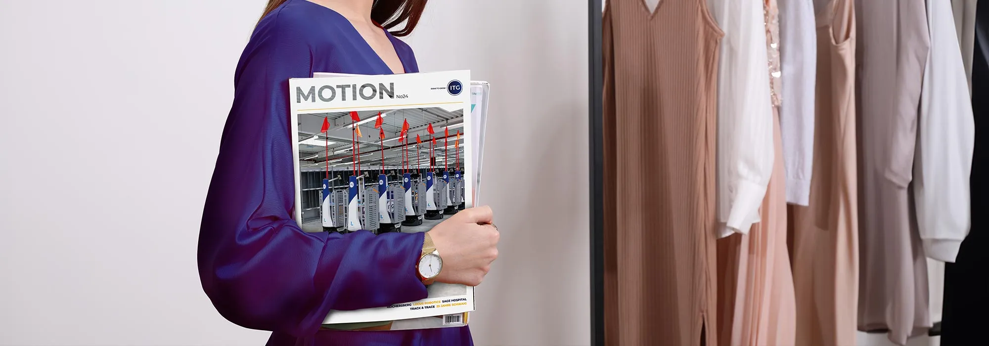 Frau hält Motion Newsletter in der Hand